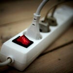Varios aparatos electrónicos conectados a una regleta