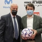 El presidente de la Junta, Alfonso Fernández Mañueco, junto a Vicente del Bosque en la presentación de su academia de fútbol