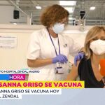 La presentadora Susanna Griso mientra recibe la primera dosis de la vacuna contra el coronavirus