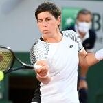 Carla Suárez da una derecha en el partido de primera ronda de Roland Garros ante Stephens