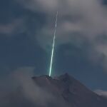 En las imágenes se puede ver cómo una gran flash de luz aparece de la nada y se introduce en el cráter del volcán