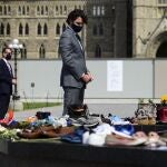 El primer ministro canadiense, Justin Trudeau, contempla el memorial por los niños indígenas del internado de Kamloops