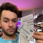 El youtuber TheGrefg posa con un test de antígenos.
