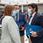 El presidente de la Comunidad de Murcia, Fernando López Miras (d), conversa con la vicepresidenta Isabel Franco (i)
