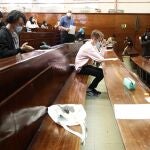 Varios alumnos esperan a comenzar los exámenes en el aula de examen de la Facultad de Derecho de la Universidad Complutense