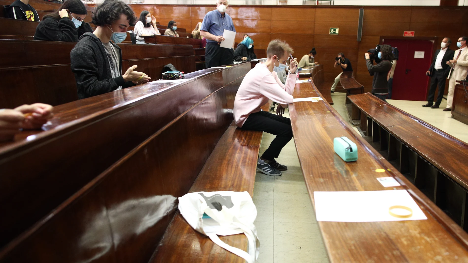 Varios alumnos esperan a comenzar los exámenes en el aula de examen de la Facultad de Derecho de la Universidad Complutense