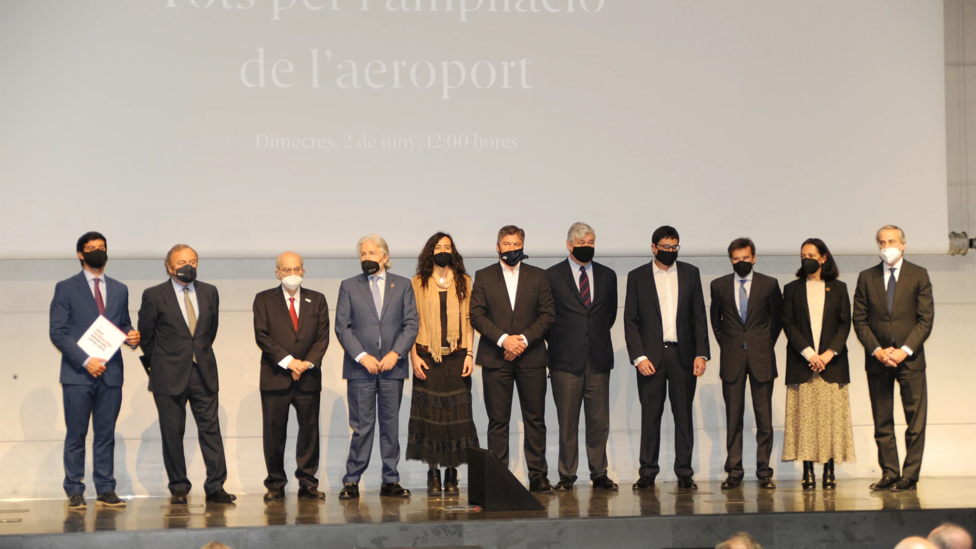 Los asistentes al acto 'Tots per l'ampliació de l'aeroport'