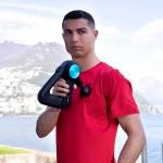 El jugador de fútbol portugués Cristiano Ronaldo se une a la terapia percusiva de Therabody.