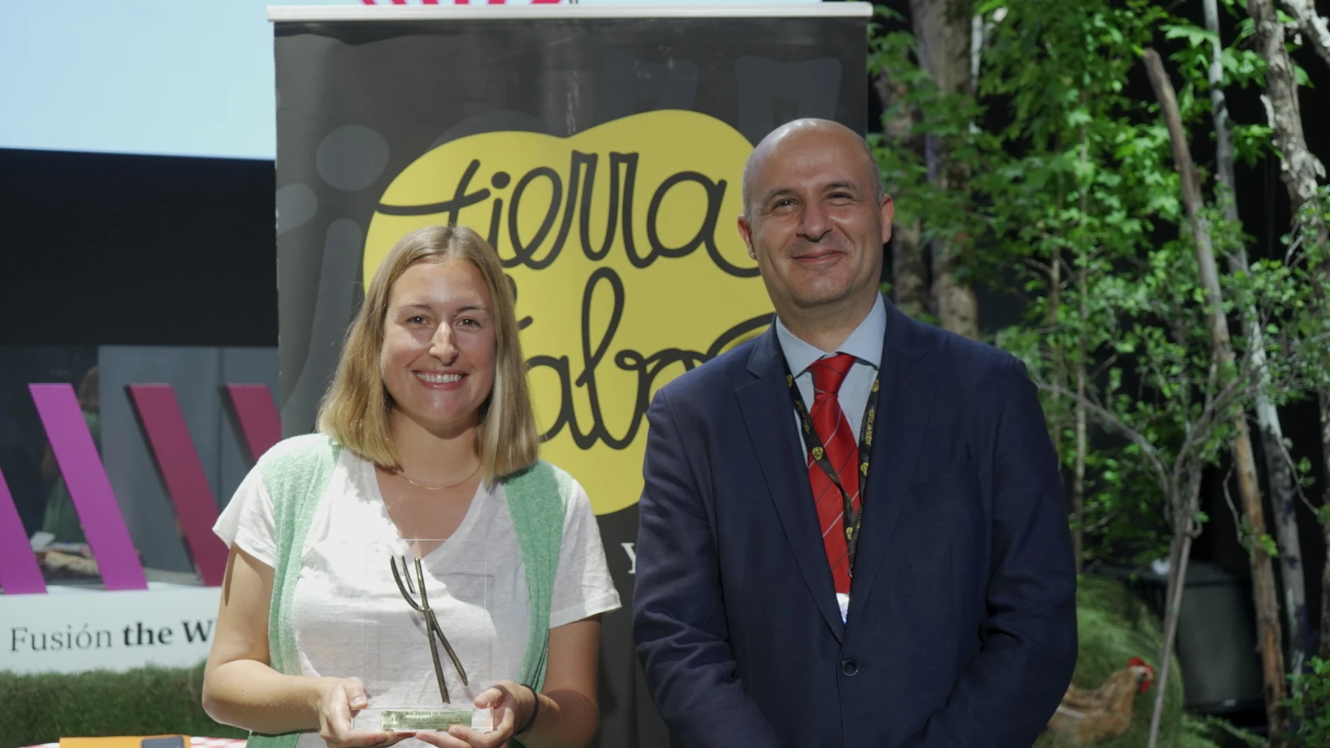 El viceconsejero de desarrollo rural y director general del Itacyl, Jorge Llorente, entrega, en Madrid Fusión, el Premio Nacional a la Bodega Sostenible de Tierra de Sabor. Recoge el premio Marta Ramas de la bodega Fuentes del silencio
