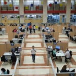 Empleados de la Agencia Tributaria atienden a contribuyentes