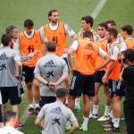 El entrenador de la selección española Luis Enrique (2-i) dirige un entrenamiento en el estadio Wanda Metropolitano, en Madrid, donde hoy se enfrentarán a Portugal