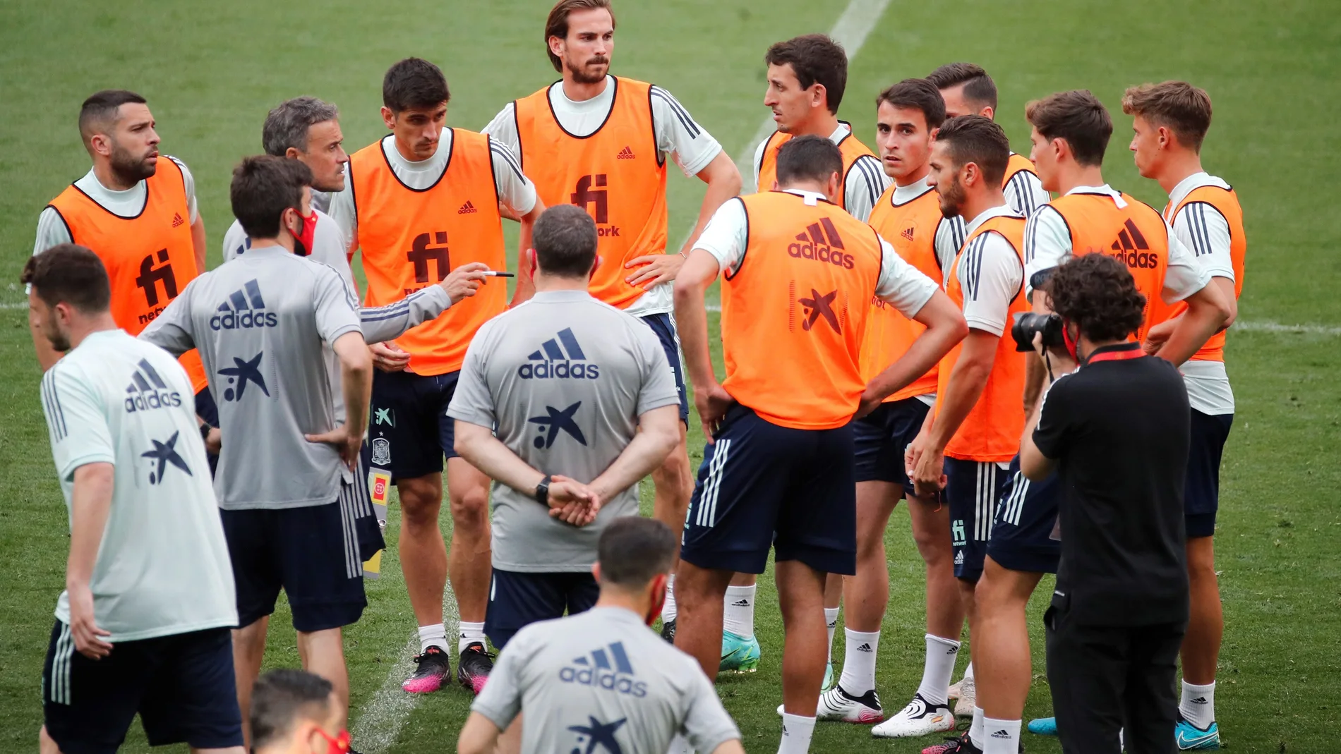 El entrenador de la selección española Luis Enrique (2-i) dirige un entrenamiento en el estadio Wanda Metropolitano, en Madrid, donde hoy se enfrentarán a Portugal