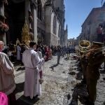 La Custodia de Arfe (i, al fondo), sale a la calle por la Puerta Llana de la Catedral Primada para ser expuesta con motivo de la celebración del Día del Corpus Christi este jueves en Toledo. Toledo se engalana con flores, reposteros, adornos y mantones para vivir, aún en pandemia, su fiesta principal, el Corpus Christi, y poder ver de nuevo la Custodia de Arfe, que tampoco desfilará este año aunque sí saldrá hasta la Puerta de Reyes de la Catedral.