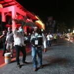 Autoridades sanitarias realizan operativos en bares y restaurantes el 1 de junio de 2021, en el balneario de Cancún, estado de Quintana Roo (México).