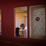 Una sanitaria vacuna a una mujer sin hogar, en la jornada de vacunación a personas sin hogar en el centro abierto de la Fundació Arrels.David Zorrakino / Europa Press