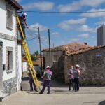 Operarios trabajando para llevar la fibra óptica en Fresno de Sayago