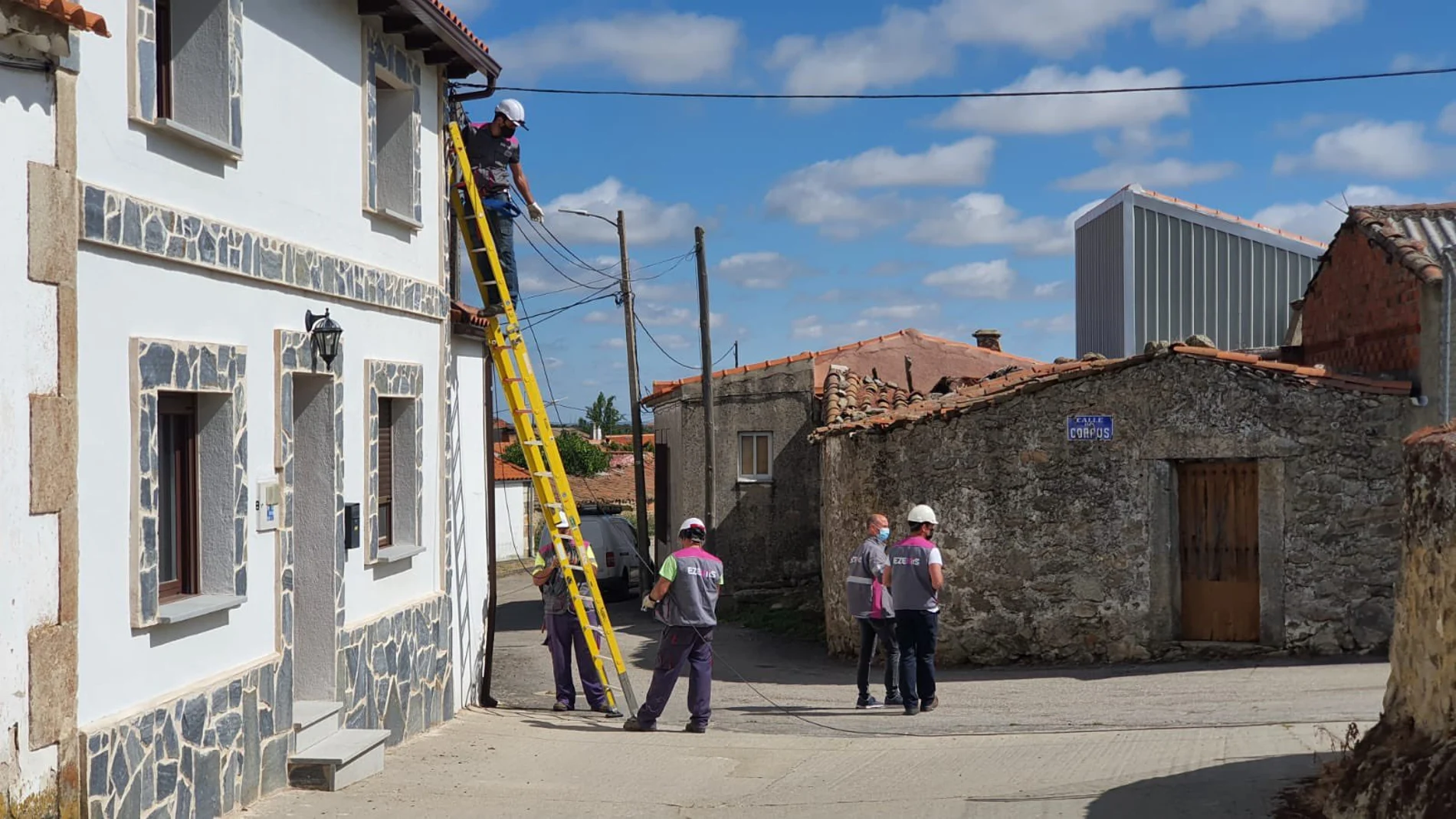 Operarios trabajando para llevar la fibra óptica en Fresno de Sayago