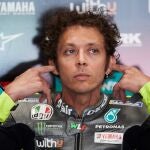 Valentino Rossi hace un gesto muy típico en él antes de salir a pista en el Gran Premio de Cataluña