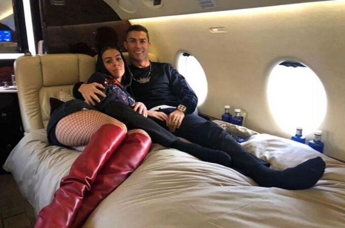 Georgina Rodríguez y Cristiano Ronaldo en su avión privado.