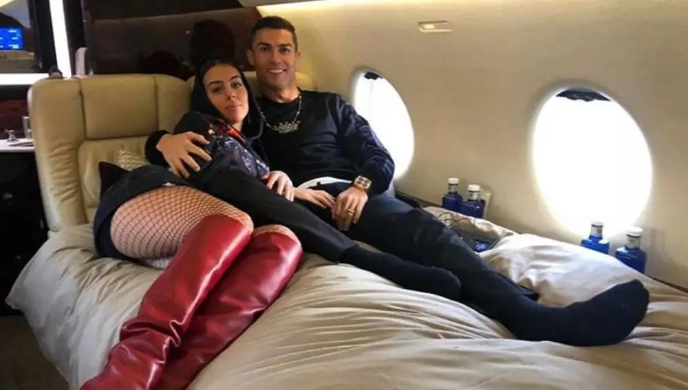 Georgina Rodríguez y Cristiano Ronaldo en su avión privado.