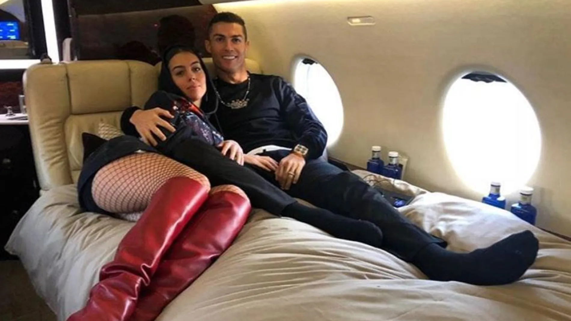 Georgina Rodríguez y Cristiano Ronaldo en su avión privado.
