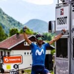 Alejandro Valverde levanta los brazos para celebrar su victoria
