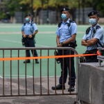Hong Kong (China), 04/06/2021.- Police stand guard in a sealed-off Victoria Park in Hong Kong, China, 04 June 2021. Police sealed-off most parts of the park, saying they had seen online appeals for people to gather there despite a ban to commemorate in public the 1989 Tiananmen Square crackdown that took place in Beijing. It is the second year in a row police banned the annual candlelight vigil in Victoria Park citing ongoing public health threat posed by the COVID-19 pandemic. EFE/EPA/JEROME FAVRE