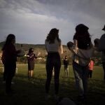 Un grupo de jóvenes rinde homenaje a los 215 menores fallecidos en la escuela Kamloops y cuyos cuerpos han sido recientemente descubiertos