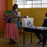 Una mujer aymara emite su voto en un colegio en la localidad de Plateria, en el departamento de Puno (Perú)