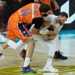 Rudy arrebata el balón a Dubljevic en un rebote defensivo