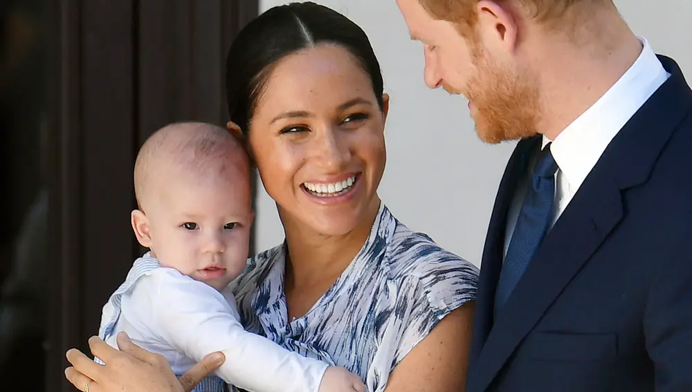 El príncipe Harry y Meghan Markle con su hijo Archie, hermano mayor de Lilibet