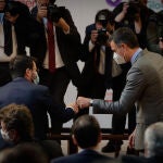 El president de la Generalitat, Pere Aragonés (i) y el presidente del Gobierno, Pedro Sánchez (d), se saludan durante la entrega de la medalla del 250 aniversario de Foment del Treball al editor de ‘La Vanguardia’, Javier Godó