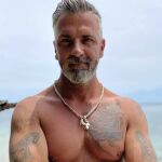El concursante Carlos Alba en su llegada a 'Supervivientes'