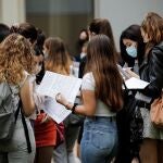 Varios estudiantes repasan antes del inicio de las Pruebas de Acceso a la Universidad (PAU)