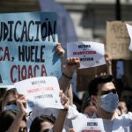 Varios médicos se manifiestan con pancartas frente a la Puerta del Sol para exigir una elección de plazas con garantías