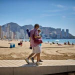 Ambiente en el paseo marítimo de Benidorm en las horas previas a la finalización del estado de alarma.