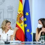 La vicepresidenta tercera y ministra de Trabajo y Economía Social, Yolanda Díaz, y la ministra de Derechos Sociales y Agenda 2030, Ione Belarra, comparecen en una rueda de prensa tras la celebración del Consejo de Ministros