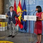 El alcalde de Madrid, José Luis Martínez-Almeida (i), y la delegada del Gobierno en la Comunidad de Madrid, Mercedes González