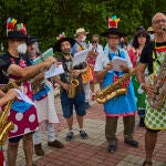 La Charanga Palomeras da la bienvenida al público y ameniza la función.