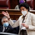 La ministra de Educación, Isabel Celaá, durante su intervención en la sesión de control al Gobierno de este miércoles