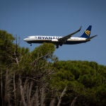 Un avión vuela en El Prat de Llobregat, Barcelona, Cataluña (España)