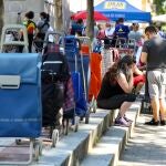 Colas del hambre junto a la parroquia de San Amaro para recibir alimentos de la Fundación Madrina