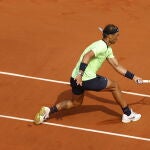 Nadal golpea una pelota en su partido de cuartos de final de Roland Garros contra Schwartzman