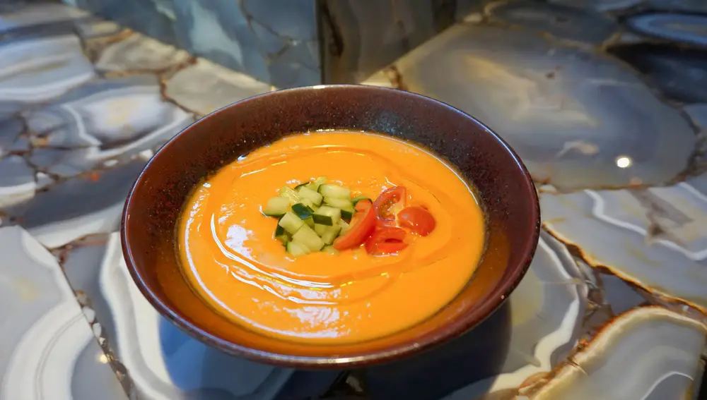 Gazpacho apoyo gastronomia y botella de vino Finca Tinedo