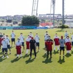 Jugadores de la selección posan con los sanitarios que los vacunaron