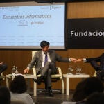 El vicepresidente de la Junta y consejero de Turismo, Regeneración, Justicia y Administración Local, Juan Marín (c); el consejero de Transformación Económica, Industria, Conocimiento y Universidades, Rogelio Velasco (1d); y el presidente de ATA y vicepresidente de CEOE, Lorenzo Amor (1i)