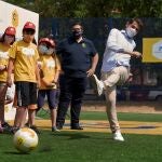 ker Casillas (d), exportero de la selección española de fútbol y del Real Madrid, chuta el balón durante la inauguración del Cruyff Court Fundación Iker Casillas, unos campos de fútbol de uso libre para niños y jóvenes, impulsados por la Fundación Cruyff y la Fundación La Caixa, en Ávila