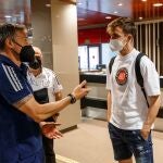 Luis Enrique habla con Diego Llorente en la residencia de la Ciudad del Fútbol