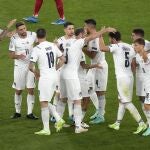 Los jugadores de Italia celebran el primer gol del partido
