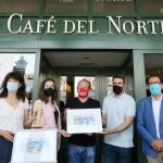 La concejala de Cultura y Turismo del Ayuntamiento de Valladolid, Ana Redondo, el delegado territorial de la ONCE en Castilla y León, Ismael Pérez, y el vicepresidente primero de la Asociación de Hostelería de Valladolid, Amalio del Pozo, presentan el cupón de la ONCE del próximo jueves, 17 de junio, dedicado a la hostelería.